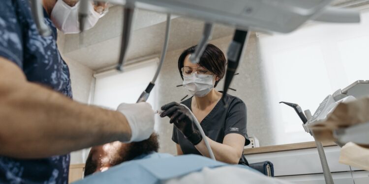 Na czym polega implantologia stomatologiczna?