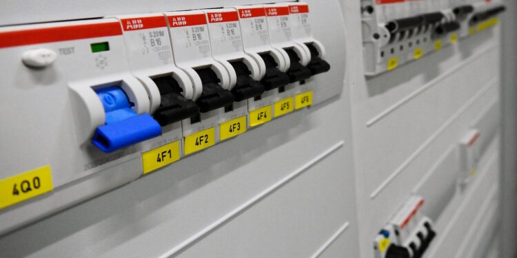 rozdzielnica elektryczna jednofazowa a trojfazowa