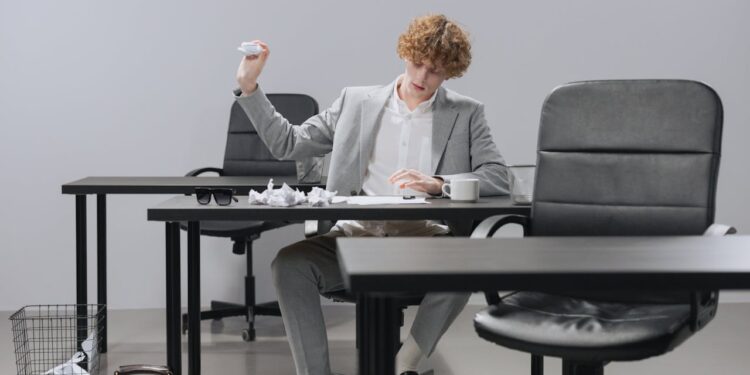 Jak wybrać idealną niszczarkę biurową? Przewodnik dla firm